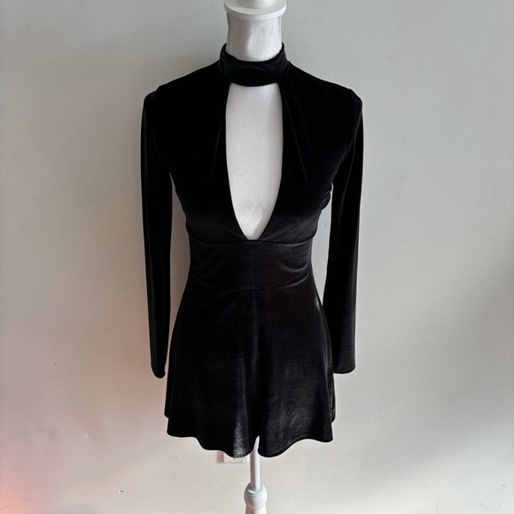 Express Women's Black Velvet Velour Plunging Neckline Long Sleeve Romper Size XS - Picture 3 of 10